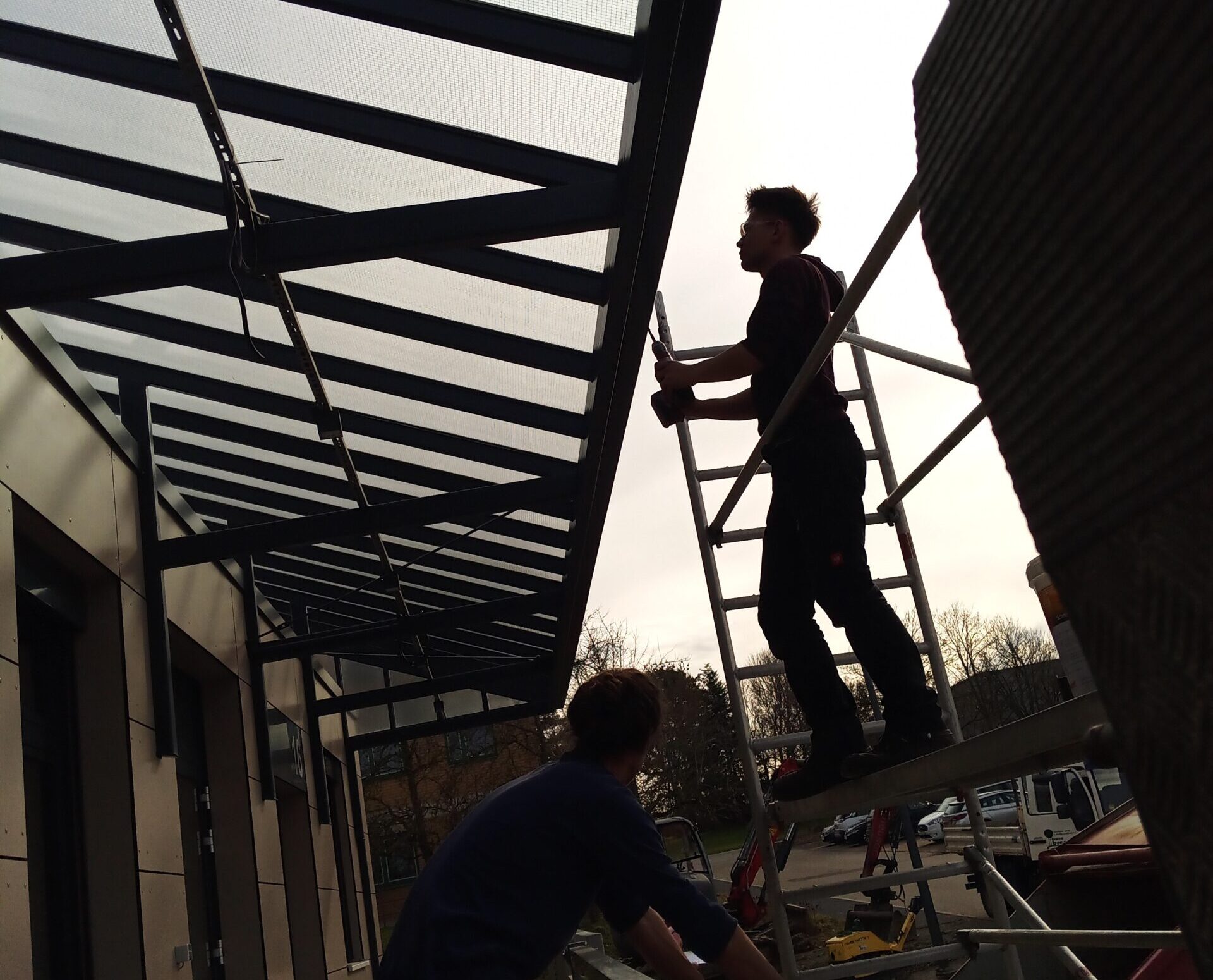 Eingangsüberdachung.Farbbeschichtete